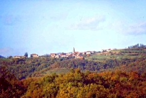 Das herbstliche Stjak vom Tal aus betrachtet - unser Hof ist nicht im Bild (befindet sich weiter rechts)